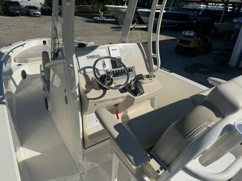 Slide: The Image of Boston Whaler 220 Dauntless 2026 - 7