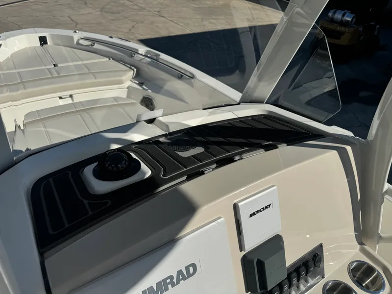Slide: The Image of Boston Whaler 220 Dauntless 2026 - 8