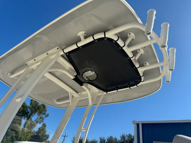 Slide: The Image of Boston Whaler 220 Dauntless 2026 - 9