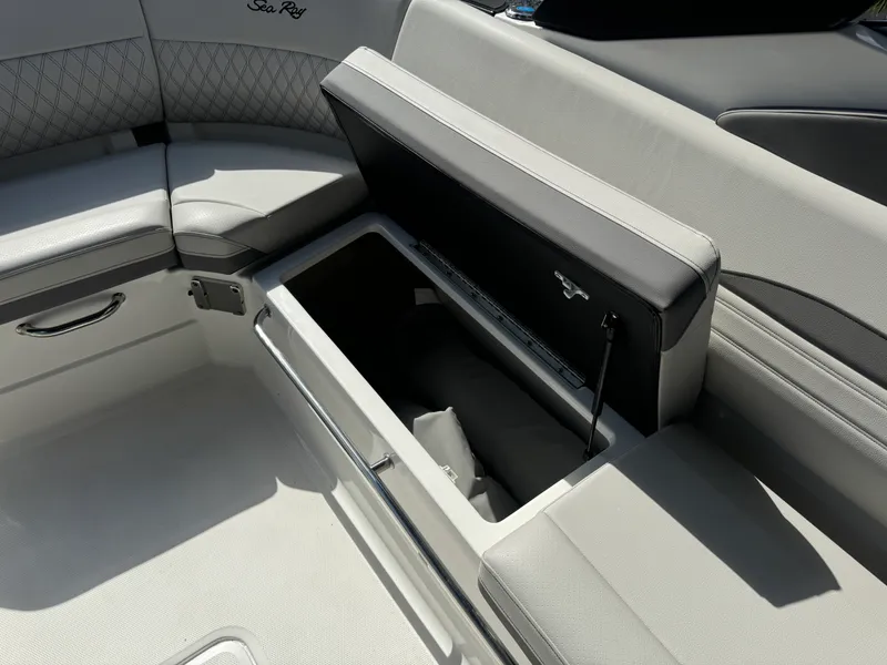 Slide: The Image of Sea Ray SLX 280 Outboard 2026 - 10