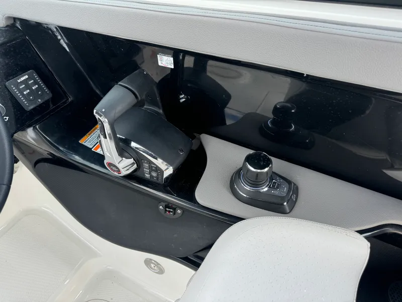 Slide: The Image of Sea Ray SLX 280 Outboard 2026 - 13