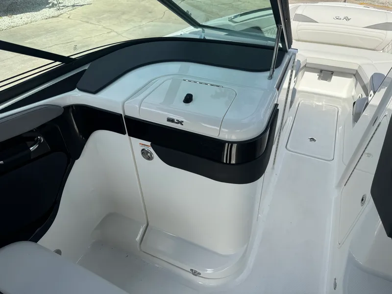 Slide: The Image of Sea Ray SLX 280 Outboard 2026 - 18