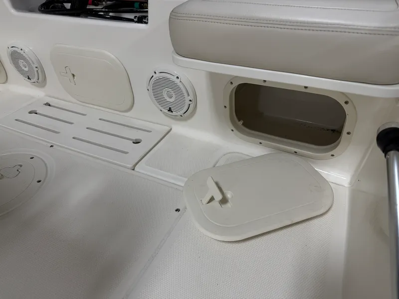 Slide: The Image of Boston Whaler 170 Montauk 2026 - 15