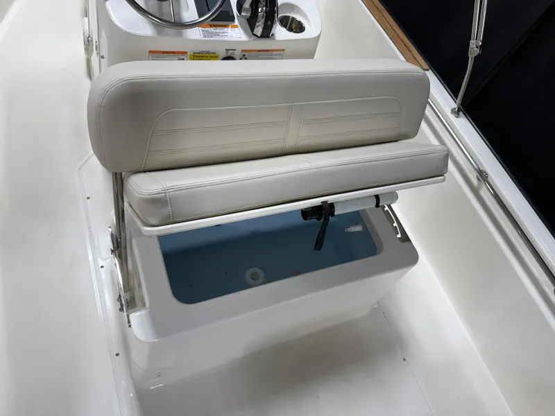 Slide: The Image of Boston Whaler 170 Montauk 2026 - 18