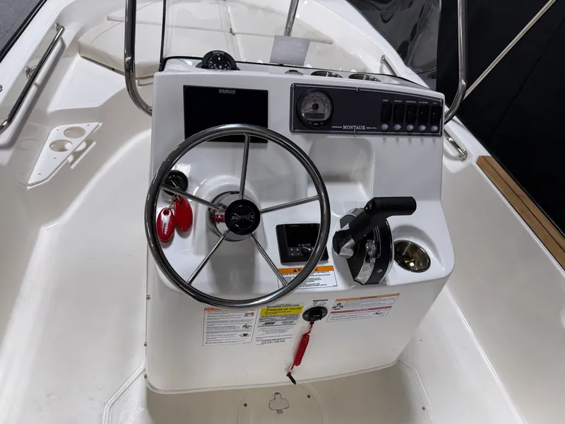 Slide: The Image of Boston Whaler 170 Montauk 2026 - 20