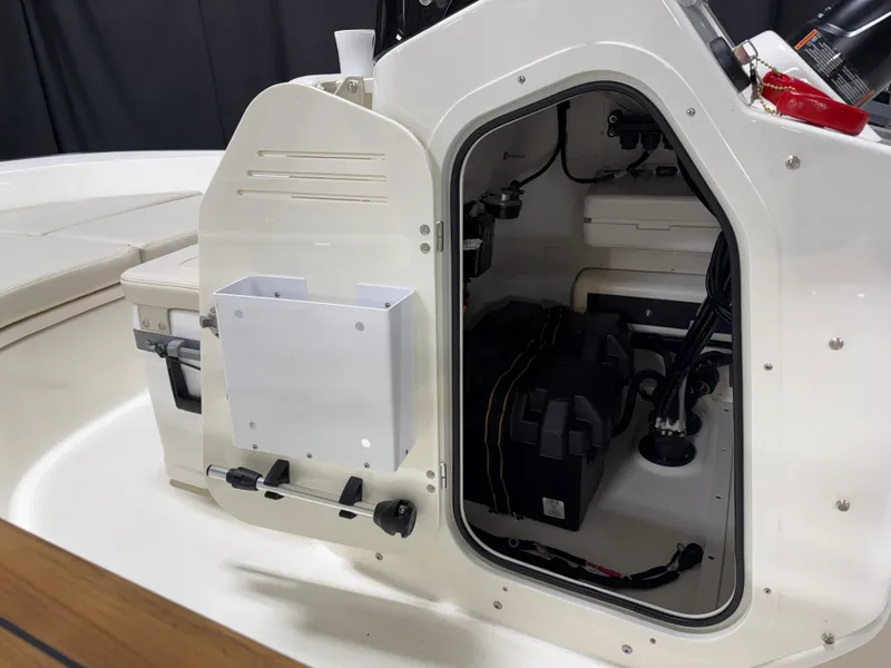 Slide: The Image of Boston Whaler 170 Montauk 2026 - 30