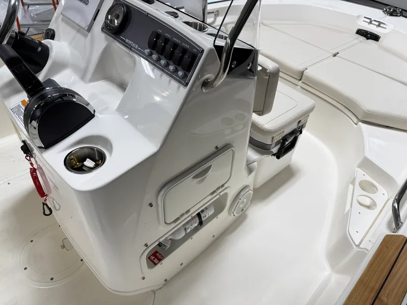 Slide: The Image of Boston Whaler 170 Montauk 2026 - 32