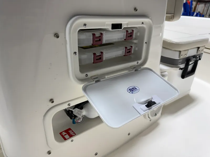 Slide: The Image of Boston Whaler 170 Montauk 2026 - 33