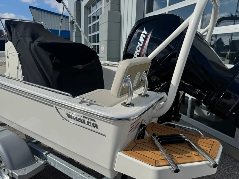 Slide: The Image of Boston Whaler 170 Montauk 2026 - 13