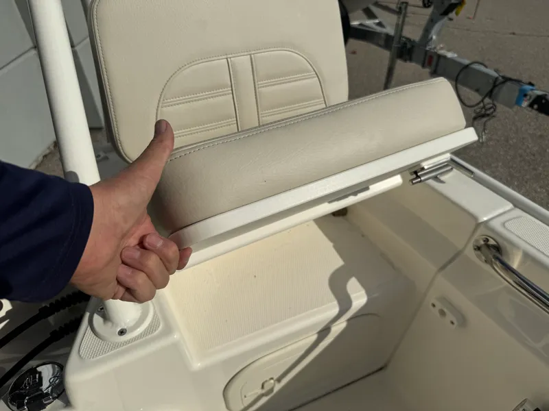 Slide: The Image of Boston Whaler 170 Montauk 2026 - 14