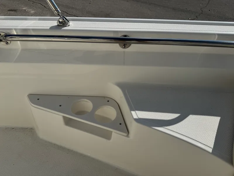 Slide: The Image of Boston Whaler 170 Montauk 2026 - 16