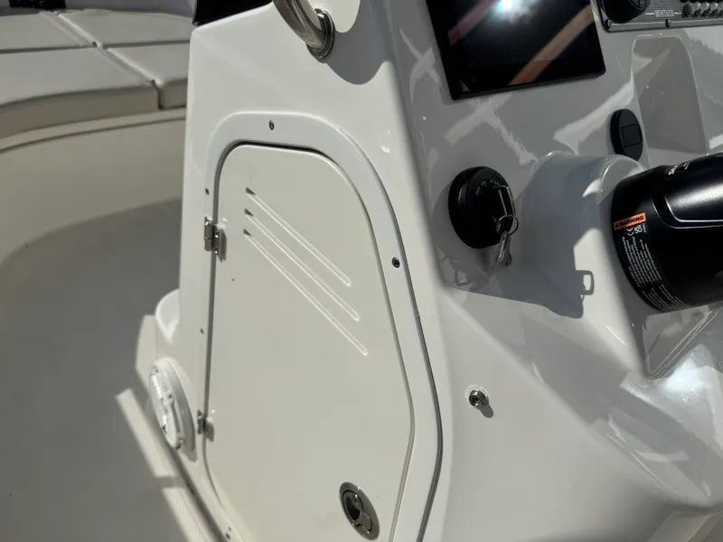 Slide: The Image of Boston Whaler 170 Montauk 2026 - 8