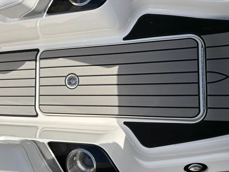 Slide: The Image of Sea Ray SLX 280 Outboard 2026 - 14