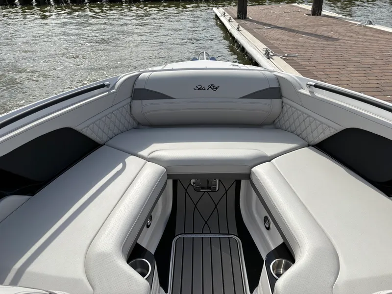 Slide: The Image of Sea Ray SLX 280 Outboard 2026 - 15