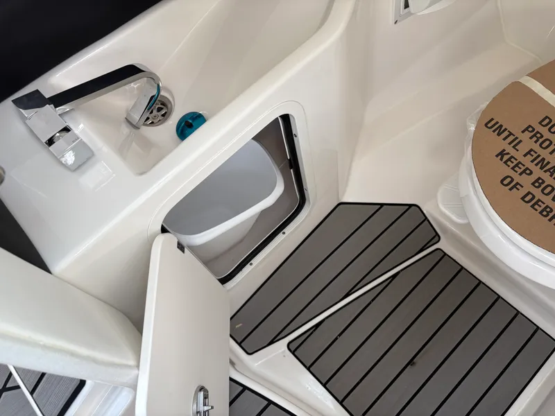 Slide: The Image of Sea Ray SLX 280 Outboard 2026 - 16