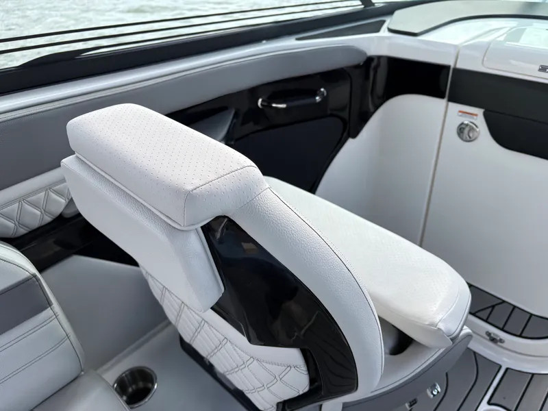 Slide: The Image of Sea Ray SLX 280 Outboard 2026 - 18