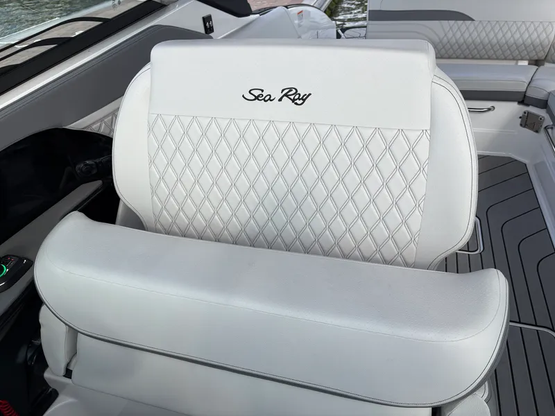 Slide: The Image of Sea Ray SLX 280 Outboard 2026 - 20