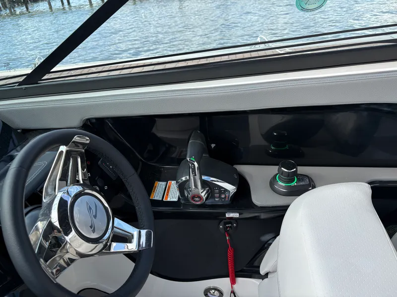 Slide: The Image of Sea Ray SLX 280 Outboard 2026 - 21