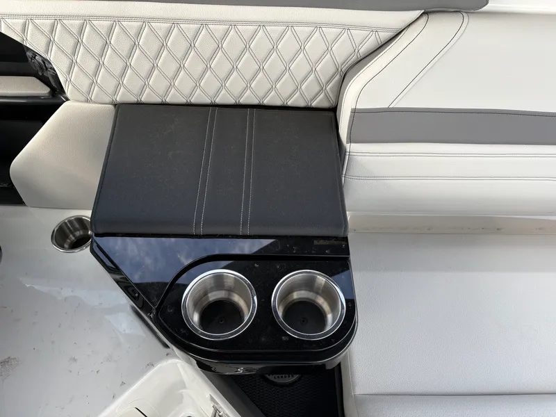 Slide: The Image of Sea Ray SLX 280 Outboard 2026 - 23