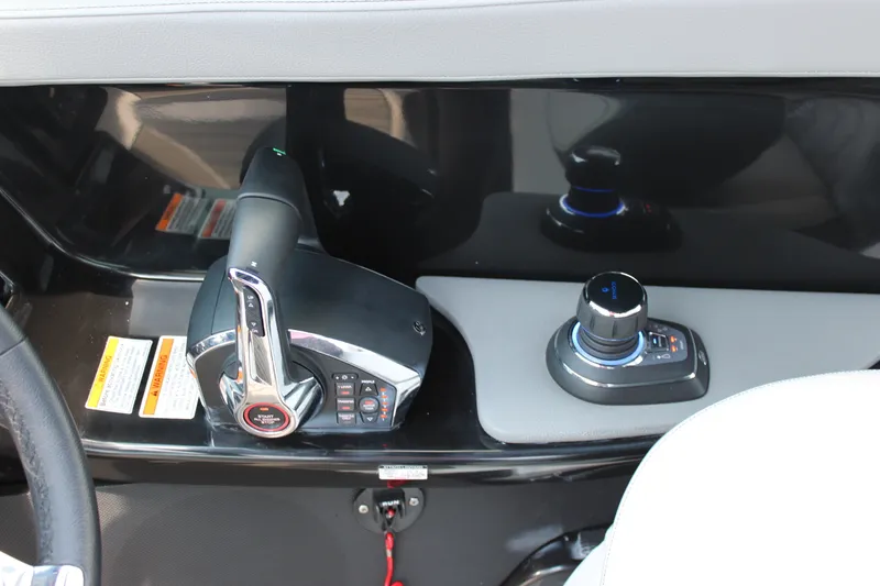 Slide: The Image of Sea Ray SLX 280 Outboard 2026 - 53