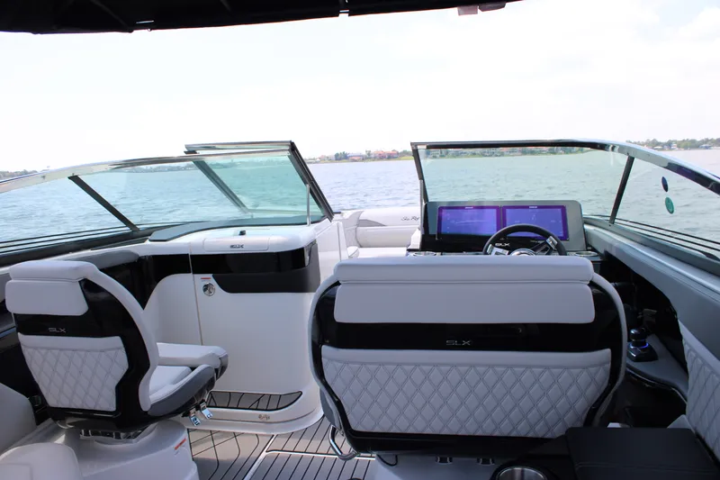 Slide: The Image of Sea Ray SLX 280 Outboard 2026 - 58