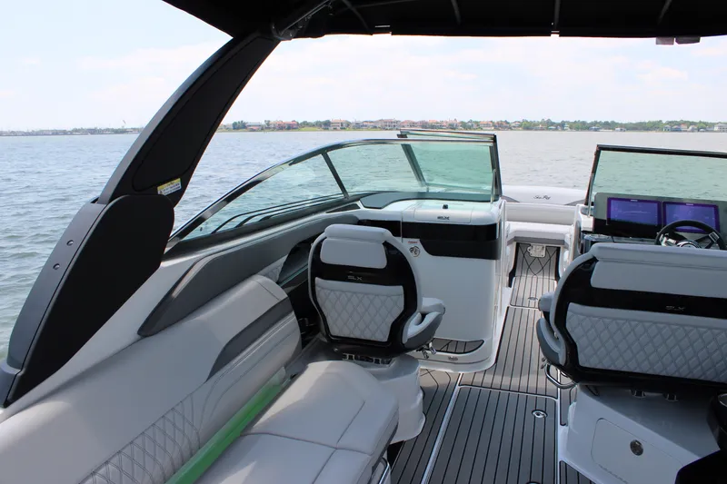 Slide: The Image of Sea Ray SLX 280 Outboard 2026 - 60