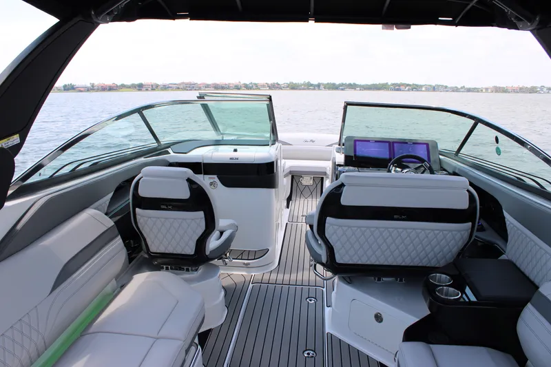 Slide: The Image of Sea Ray SLX 280 Outboard 2026 - 61