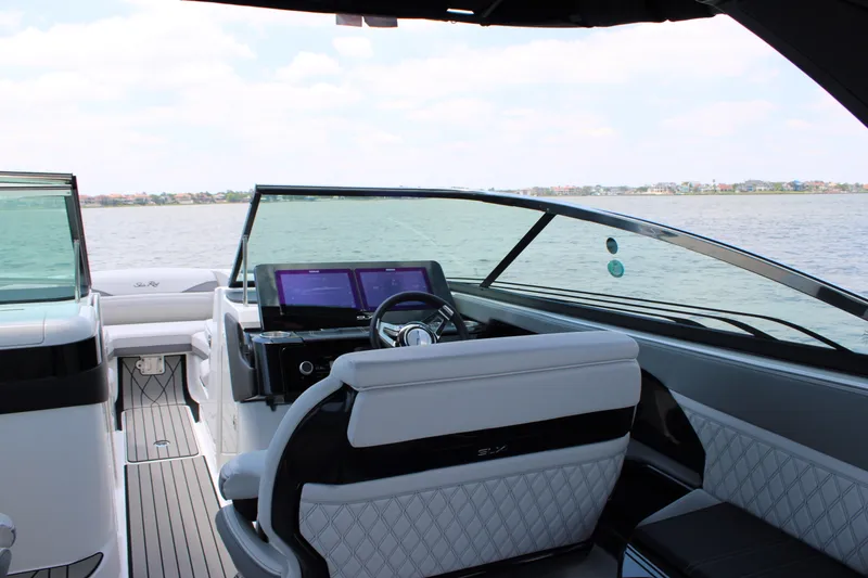 Slide: The Image of Sea Ray SLX 280 Outboard 2026 - 64