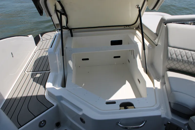 Slide: The Image of Sea Ray SLX 280 Outboard 2026 - 65