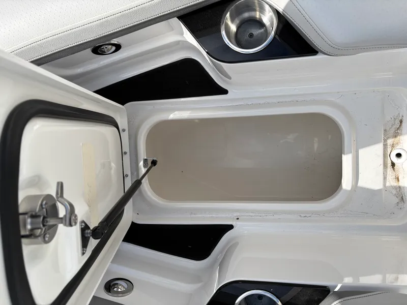 Slide: The Image of Sea Ray SLX 280 Outboard 2026 - 8