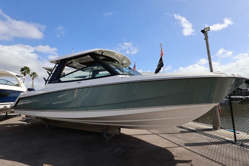 The Image of Boston Whaler 330 Vantage 2026 - 0