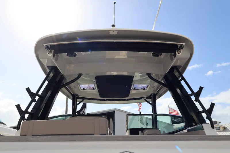 Slide: The Image of Boston Whaler 330 Vantage 2026 - 32