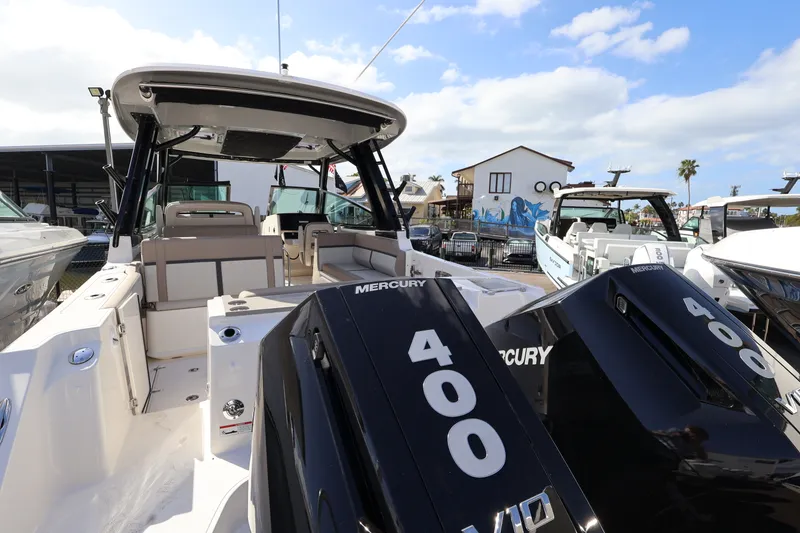 Slide: The Image of Boston Whaler 330 Vantage 2026 - 4