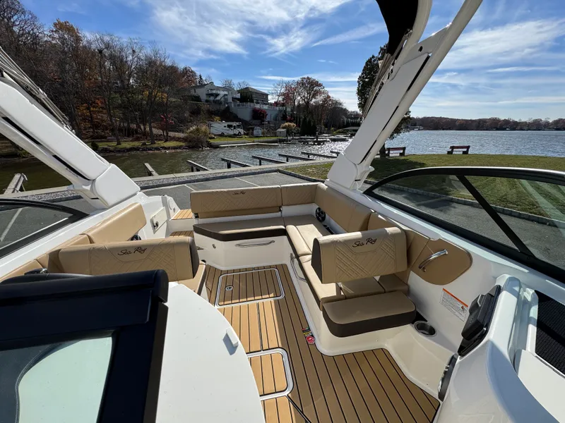 Slide: The Image of Sea Ray SDX 230 2026 - 10