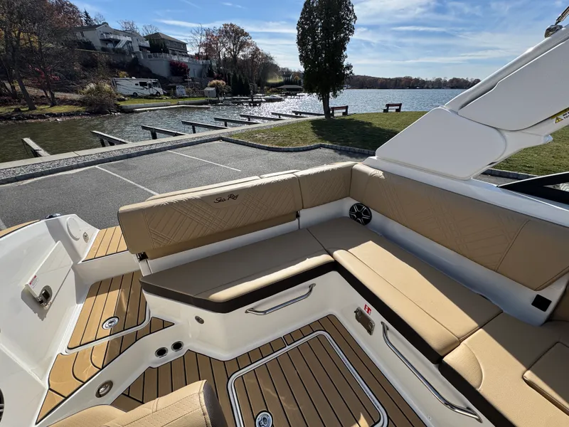 Slide: The Image of Sea Ray SDX 230 2026 - 9