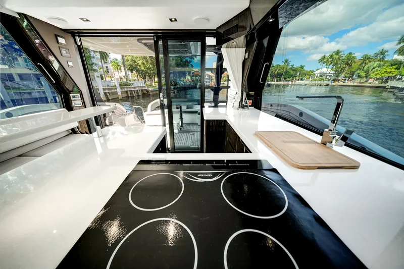 Slide: The Image of Galeon 500 FLY 2024 - 30