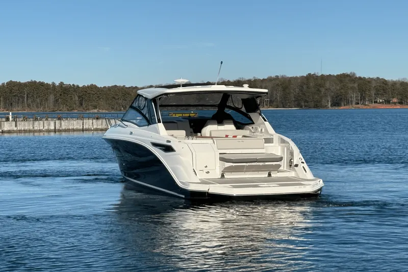 Slide: The Image of Sea Ray 320 SUNDANCER 2023 - 10