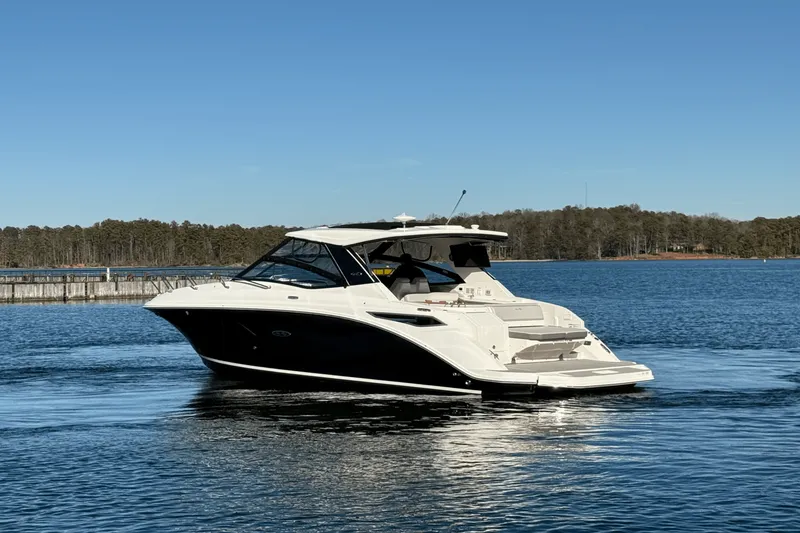 Slide: The Image of Sea Ray 320 SUNDANCER 2023 - 12