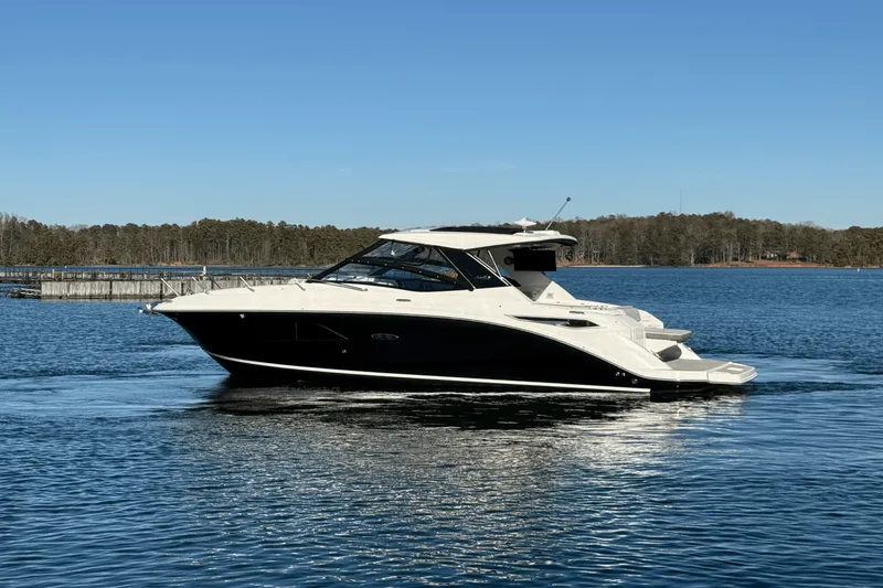 Slide: The Image of Sea Ray 320 SUNDANCER 2023 - 14