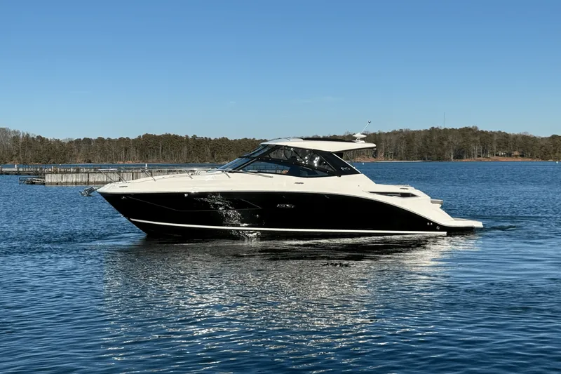 Slide: The Image of Sea Ray 320 SUNDANCER 2023 - 15