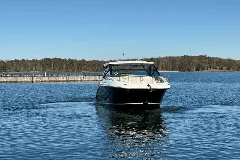 Slide: The Image of Sea Ray 320 SUNDANCER 2023 - 16