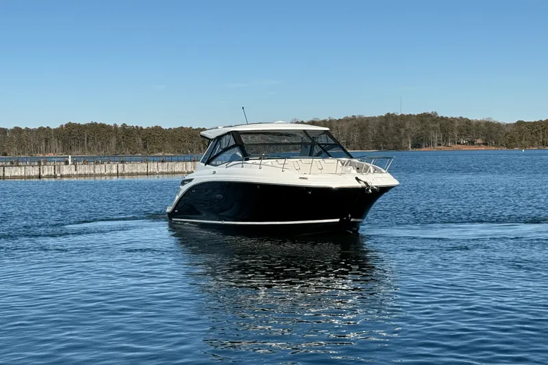 Slide: The Image of Sea Ray 320 SUNDANCER 2023 - 17