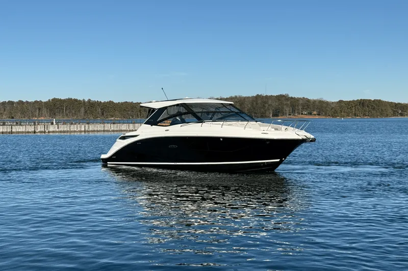 Slide: The Image of Sea Ray 320 SUNDANCER 2023 - 18