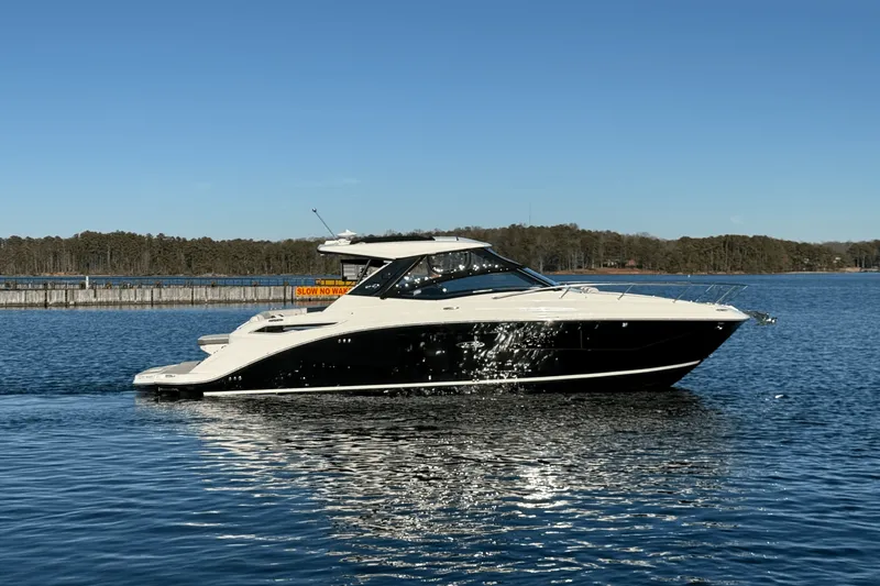 Slide: The Image of Sea Ray 320 SUNDANCER 2023 - 20