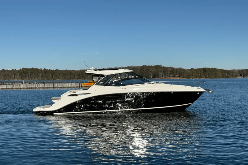 Slide: The Image of Sea Ray 320 SUNDANCER 2023 - 21