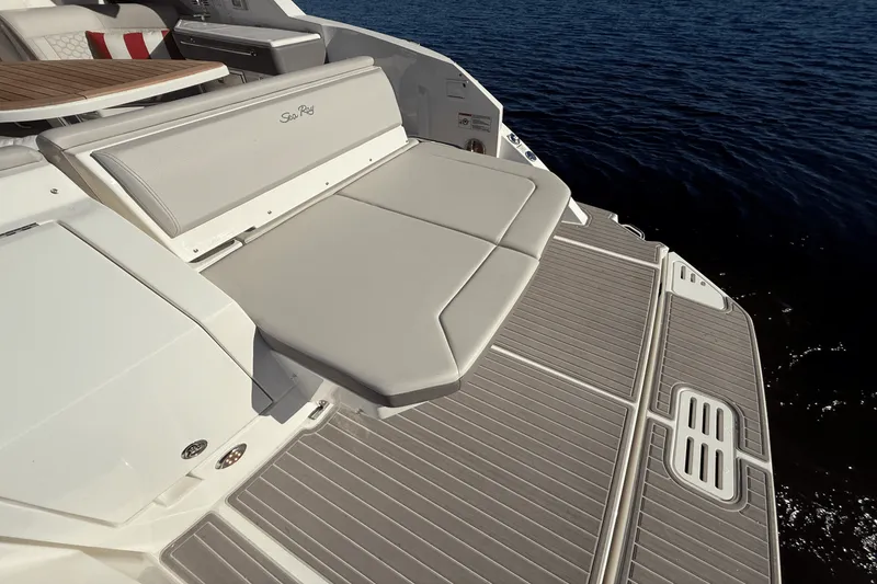 Slide: The Image of Sea Ray 320 SUNDANCER 2023 - 25