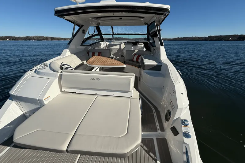 Slide: The Image of Sea Ray 320 SUNDANCER 2023 - 27