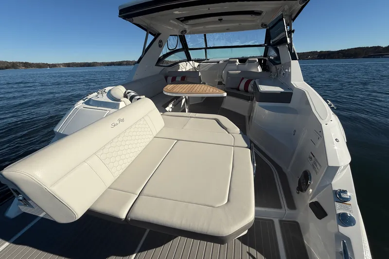 Slide: The Image of Sea Ray 320 SUNDANCER 2023 - 28