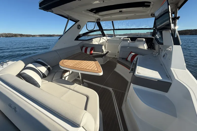 Slide: The Image of Sea Ray 320 SUNDANCER 2023 - 29