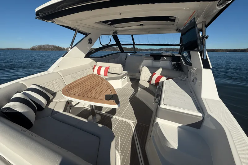 Slide: The Image of Sea Ray 320 SUNDANCER 2023 - 30